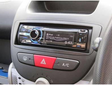 Toyota Aygo 1 DIN autórádió beszerelő keret (281040-10)